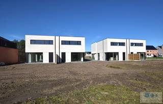 In een residentiële verkaveling te Laakdal, bevindt zich dit energiezuinig nieuwbouwproject bestaande uit 4 halfopen bebouwingen met modern...