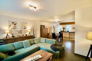 Ontdek deze moderne bel-étagewoning uit 2015, volledig instapklaar en gelegen op een toplocatie aan een rustig plein. Met een binnenruimte van 183 m² en een tijdloze afwerking is dit de ideale thuis voor wie comfort en praktisch wonen zoekt. <br /><br />Binnen geniet je van een volwaardige leefruimte met een volledig geïnstalleerde keuken, veel licht en een aangename indeling. De woning beschikt over 3 slaapkamers waarvan 1 op het gelijkvloers ;perfect als bureau, hobbyruimte of polyvalente ruimte wat extra flexibiliteit biedt. Bovendien is er een ruime zolder met extra mogelijkheden. <br /><br />Comfort is verzekerd dankzij de zeer sterke EPC-score (58 kWh/m2/jaar!), HR beglazing, CV op aardgas, ventilatiesysteem D en uiteraard conforme elektriciteit.<br /><br />Buiten vind je een onderhoudsvriendelijke, verharde tuin, ideaal om het hele jaar door zorgeloos van te genieten. De inpandige garage maakt het plaatje compleet. Parkeerplaats heb je ook voor de deur ! Dit kan ook een mooie investering zijn voor verhuurders ! <br /><br />Kortom: een frisse, energiezuinige woning op een fantastische ligging in Evergem -Belzele— helemaal klaar voor zijn nieuwe bewoners!<br />Meer info of een bezoek? Graag een mail naar hallo@wijsvastgoed.be ! We nemen dan spoedig contact op voor een bezoekmoment.