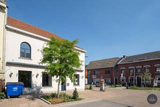 Op een uiterst zichtbare hoeklocatie biedt Homixx Vastgoed u met trots dit karaktervolle pand aan. Een eigendom met geschiedenis, mogelijkheden én een sterke toekomstvisie. Ideaal voor ondernemers, investeerders en projectontwikkelaars.<br /><br />Het pand omvat een commerciële ruimte op het gelijkvloers en een ruime woonst op de verdiepingen, waardoor wonen en werken perfect gecombineerd kunnen worden. Dankzij de hoekligging geniet het handelsgedeelte van maximale visibiliteit en veel natuurlijke lichtinval. Het gelijkvloers beschikt bovendien over een EPC-score B, een gedeeltelijk geïnstalleerde keuken en een praktische berging.<br /><br />De woonst biedt twee volwaardige slaapkamers en een gezellig dakterras waar u in alle rust kunt genieten.<br /><br />De grootste troef? Het uitstekende ontwikkelingspotentieel. Dankzij het volume, de indeling en de ligging leent dit pand zich voor diverse herontwikkelingsprojecten, zoals de creatie van meerdere wooneenheden of een combinatie van verschillende functies, steeds onder voorbehoud van de geldende stedenbouwkundige voorschriften.<br /><br />Bent u op zoek naar een eigendom met karakter, commerciële mogelijkheden én een interessante investeringskans? Dan is dit pand beslist een bezoek waard.<br /><br />Voor meer informatie of een vrijblijvende waardebepaling van uw eigendom: info@homixx.be of 016 84 96 84.