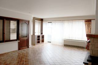 Gelegen op de 2de verdieping bevat dit ruim appartement (114m²) een inkomhal, toilet, lichtrijke leefruimte met half open keuken, 2...