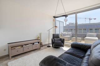 Lichtrijk appartement te koop gelegen op de vierde verdieping. Het appartement ligt op toplocatie aan de Sint-Jacobsmarkt in het bruisende hart van Antwerpen. Dit appartement is perfect gelegen nabij de Universiteit Antwerpen en openbaar vervoer wat zorgt voor een vlotte bereikbaarheid. <br /><br />Indeling: <br />- inkomhal <br />- open leefruimte met open keuken <br />- berging <br />- ruim terras vooraan <br />- nachthal <br />- apart toilet <br />- slaapkamer 1 <br />- slaapkamer 2 <br />- badkamer <br />- kelderberging <br /><br />Extra troeven: <br />- locatie <br />- EPC B <br />- uitstekende mobiscore: 9,5/10 <br />- ruim terras <br />- lift <br />- privatieve kelderberging. <br /><br />Dit appartement te koop wordt aangeboden voor een prijs van 375.000 euro. Daarnaast is er een autostaanplaats verplicht mee aan te kopen aan 35.000 euro. <br /><br />Bent u geïnteresseerd in een appartement of woning te koop in Antwerpen? Aarzel dan niet om ons te contacteren. <br />Had u graag uw eigen eigendom te koop aangeboden contacteer ons dan voor een vrijblijvende schatting, telefonisch op het nummer 03/206.76.76 of per mail naar antwerpen@dewaele.com. <br /><br />Ook voor alle andere vragen omtrent vastgoed kan u steeds bij ons kantoor te Antwerpen terecht!<br /><br />Bestuursmaatregelen in het maatregelenregister: nee