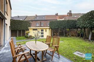 Mooi ruim appartement met 3 slaapkamers, leuke tuin en grote garage, gelegen aan het einde van een rustige straat.De supermarkt, slager, bakker en...