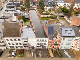 <strong>Ontdek deze karaktervolle lofteigendom (handelswoning)</strong> met een uitzonderlijk royale ruimte, gelegen aan <strong>de Leo de Béthunelaan, </strong>één van de meest prestigieuze en drukbezochte locaties van Aalst met uitstekende zichtbaarheid. Dit gebouw, boordevol historiek en ooit de thuisbasis van een bonnetterie, biedt een waaier aan mogelijkheden voor wie wonen en werken wil combineren. <strong>Met een totale oppervlakte van ca. 750 m² (3 x 250 m²)</strong> <strong>geniet u van een indrukwekkend volume </strong>en de vrijheid om het geheel naar eigen smaak en functie in te richten.<br />De eigendom bevindt zich structureel in goede, maar casco staat—een ideale blanke canvas om uw eigen stempel te drukken. De industriële elementen en hoge plafonds vormen de perfecte basis voor een unieke loftstijl of creatieve zakelijke invulling.<br /><strong>De ligging is een absolute troef:</strong> snelle bereikbaarheid via de oprit van de E40, nabij het stadscentrum, én ruime parkeergelegenheid recht tegenover het gebouw aan het kerkhof.<br /><strong>EPC: gelijkvloers C, eerste verdieping B, tweede verdieping F (renovatieplicht van toepassing).</strong><br />Bovendien werd in het verleden reeds een (intussen vervallen) vergunning afgeleverd voor handel op het gelijkvloers, kantoren op de eerste verdieping en een loft met dakuitbouw op de bovenverdiepingen—wat het potentieel van deze unieke eigendom extra in de verf zet.