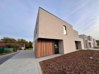 <p><span>Situated on a nature reserve, near the village center of rural Korbeek-Dijle and with a perfect connection to both Leuven and Brussels and other connecting roads, we are honored to offer for sale this modern and timeless new construction project. </span></p><p><span>This contemporary and energy efficient new construction project has been realized by a renowned construction company and concerns 6 semi-detached houses and 1 open house. <br />This newly built house with a facade width of 9 m is situated on a plot of 287 m² and has a living area of 165 m². In a modern and timeless architectural style, this home is finished to a high standard and equipped with all modern living comforts, being underfloor heating throughout, heat pump, solar panels and so much more. This energy efficient property comprises on the ground floor an entrance hall, a guest toilet, a practical storage room, a spacious living room with adjacent dining area with open kitchen which provides access to the garden with terrace of 19 m² where it is lovely to relax. The second floor comprises a bathroom, a separate toilet, a technical storage room and 3 bedrooms. </span></p><p><span>In short, a real opportunity for people who want to live energy efficiently, timelessly, luxuriously and comfortably surrounded by the peace and greenery of the Dyle valley. A unique opportunity! </span></p><p><span> </span></p>