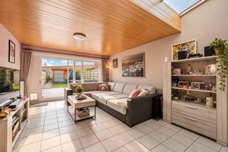 <strong>Instapklare en energiezuinige gezinswoning met 3 slaapkamers, garage en zonnige stadstuin nabij het centrum van Menen</strong><br /><br />Bent u op zoek naar een instapklare gezinswoning waar u zonder renovatiewerken meteen uw intrek kunt nemen?<br />Dan is deze verzorgde woning met 3 volwaardige slaapkamers, garage, energiezuinig EPC-label C en een gunstige ligging nabij het centrum van Menen beslist een bezoek waard.<br /><br />Bij het betreden van de woning komt u terecht in een verzorgde inkomhal met een apart gastentoilet. De ruime en lichtrijke leefruimte, bestaande uit een gezellige zithoek en eetplaats, vormt het hart van de woning en biedt alle comfort voor het dagelijkse gezinsleven. Verder beschikt de woning over een droge en functionele kelder, een praktische tussenruimte met wasplaats en een volledig geïnstalleerde hoekkeuken.<br /><br />Aansluitend geniet u van een recent aangelegd terras en een onderhoudsvriendelijke stadstuin waar u in alle rust en privacy kunt ontspannen.<br />Achteraan bevindt zich bovendien een handig tuinhuis voor extra bergruimte.<br /><br />Op de eerste verdieping bevinden zich de nachthal, twee volwaardige slaapkamers en een verzorgde badkamer uitgerust met een nieuwe douche, ligbad, enkele wastafel en toilet.<br />Via een vaste trap bereikt u de tweede verdieping, waar zich een derde volwaardige slaapkamer bevindt.<br /><br /><strong>Een absolute meerwaarde is de garage</strong>, gelegen schuin tegenover de woning, waardoor u steeds over een veilige parkeerplaats of extra opslagruimte beschikt.<br /><br />Dankzij het energiezuinige EPC-label C, de verzorgde staat van onderhoud en de afwezigheid van onmiddellijke renovatieverplichtingen is deze woning bijzonder geschikt voor wie comfortabel en zorgeloos wil wonen.<br /><br />De ligging vormt een extra troef. De woning bevindt zich op korte afstand van het centrum van Menen, scholen, winkels en openbaar vervoer.<br />Bovendien geniet u van een vlotte verbinding naar de belangrijkste invalswegen en de autosnelweg, wat zorgt voor een uitstekende bereikbaarheid.<br /><br />Kortom, een instapklare en energiezuinige gezinswoning met garage, 3 slaapkamers en een aangename tuin op een centrale ligging. Een ideale thuis voor wie op zoek is naar comfort, ruimte en een uitstekende bereikbaarheid.<br /><br />EPC 297 kWh/m2 - UC2274012<br /><br />+ Instapklare gezinswoning met garage<br />+ Nieuwe gasketel sinds 2025 waardoor het EPC kerngetal nog lager zou moeten zijn<br />+ Nieuw geplaatste douche (september 2026)<br />+ HR+ beglazing en rolluiken<br />+ Geïnstalleerd alarmsysteem<br />+ Dak volledig vernieuwd in 2016<br /><br /><strong>BEZOEK- EN BIEDMOMENT ZATERDAG 17 OKTOBER 2026 van 14u tem 16u (mits afspraak)</strong><br /><br />KOOP DEZE WONING RECHTSTREEKS VAN DE EIGENAAR!<br /><br />0471/24.33.06<br /><br />DEZE WONING WORDT VERKOCHT ZONDER VASTGOEDMAKELAAR!<br /><br />Ook beslist om uw eigendom te verkopen? Bespaar de makelaar dankzij onze reeds bewezen succesformule.