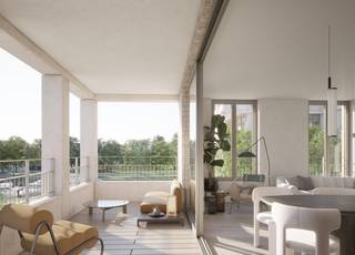 <p>Ce spacieux appartement neuf se situe au troisième étage de Havenplein à Schoten. Grâce aux grandes baies vitrées, le séjour bénéficie d’une abondante lumière naturelle et s’ouvre harmonieusement sur la terrasse.<span></span></p>
<p>L’appartement comprend deux chambres. La chambre principale offre suffisamment d’espace pour aménager un dressing. La vaste terrasse de 24 m², orientée au sud et au sud-ouest, constitue le véritable point fort de l’appartement. Vous y profitez pleinement du soleil et d’une agréable vue sur l’eau.</p>
<p>Le séjour ouvert et la cuisine forment le cœur de l’appartement. Celui-ci dispose également d’une salle de bains, de toilettes séparées et d’un espace de rangement pratique.</p>
<p>L’appartement bénéficie d’un chauffage durable et d’un rafraîchissement passif grâce au champ géothermique de Havenplein. Les grandes baies vitrées, les finitions de qualité et l’environnement verdoyant au bord de l’eau en font un lieu de vie particulièrement confortable.</p>
<p><strong>Caractéristiques :</strong></p>
<ul>
<li>Troisième étage</li>
<li>Terrasse : 24 m²</li>
<li>2 chambres</li>
<li>Espace prévu pour un dressing</li>
<li>Orientation sud et sud-ouest</li>
<li>Vue sur l’eau</li>
<li>Grandes baies vitrées</li>
<li>Chauffage durable et rafraîchissement passif</li>
<li>Prix de vente : 485.000 €</li>
</ul>
<p><strong>Plus d’informations sur havenplein-schoten.be</strong></p>