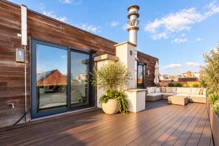 Deze penthouse ligt in een rustige en gemoedelijke buurt , waar het aangename woongevoel centraal staat. Je geniet er van de charme van een dorpsachtige omgeving, terwijl je tegelijk dicht bij alles woont: het centraal station, de zoo, leuke horecazaken en een vlotte verbinding richting het centrum.<br /><br />Dit charmante appartement op de vierde verdieping van een goed onderhouden gebouw is moeiteloos bereikbaar via lift of trap. Bij het binnenkomen word je verwelkomd in een ruime, lichtrijke leefruimte, dankzij de grote raampartijen die het daglicht overvloedig binnenlaten. Vanuit de leefruimte heb je directe toegang tot twee terrassen aan weerszijden, waar je kan genieten van panoramische uitzichten en op warme dagen gezellig kan barbecueën met vrienden. De moderne, volledig uitgeruste keuken sluit naadloos aan op de leefruimte en vormt samen met de doorlopende parketvloer een stijlvol en warm geheel.<br /><br />Daarnaast beschikt het appartement over een ruime slaapkamer met een aansluitende badkamer, uitgerust met een moderne, comfortabele inloopdouche. Vanuit de slaapkamer heb je bovendien directe toegang tot één van de terrassen, wat een extra gevoel van ruimte en rust creëert.<br /><br />In de prijs is er een berging inbegrepen, een autostaanplaats in het gebouw is te koop aan 25.000 euro.<br /><br />Momenteel verhuurd: 1.250 euro + 150 euro voor de parking en 60 euro algemene kosten.<br />Het appartement is beschikbaar vanaf 1 januari 2027.<br /><br />Interesse? Contacteer LISTED voor een bezoek: +32 3 283 51 51