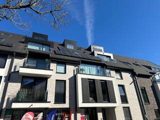 Dit energiezuinig duplex appartement (EPC<30) ligt op de 3e verdieping van een kleinschalig gebouw gelegen in het centrum van Evergem. Lift...