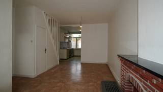 Deze rijwoning is gelegen in Lokeren en biedt alle comfort voor aangenaam wonen.De woning omvat een inkomhal, een lichtrijke living, een ingerichte...