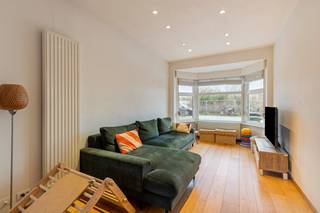 Cette maison prête à emménager est idéalement située près du Gentbrugse Meersen, à deux pas de Gand. Grâce à sa facilité d'accès en tramway et à vélo, et à la proximité des entrées et sorties des autoroutes E40 et E17, cette maison allie calme et excellente mobilité.La maison dispose de trois chambres complètes, d'une salle de bain et de deux toilettes. À l'arrière, vous trouverez un agréable jardin urbain orienté plein sud et une terrasse idéale pour profiter du soleil. Il y a aussi un abri de jardin pratique dans le jardin.À l'avant, il y a une allée qui peut accueillir des vélos ou une ou deux voitures. La maison est située dans une rue calme à sens unique, ce qui contribue à un confort de vie agréable. Un espace de rangement supplémentaire est disponible au sous-sol sous les escaliers.Une maison idéale pour ceux qui veulent vivre confortablement et tranquillement, avec tous les avantages de la ville à portée de main.Vous pouvez consulter les conditions générales de Dewaele DIY sur dewaele.com.