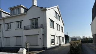 Dit comfortabel 2-slaapkamerappartement heeft een uitstekende ligging in Zeebrugge, vlakbij het strand. Een comfortabele, lichtrijke, energiezuinige en eigentijdse woongelegenheid !    **  + Energielabel B!  **  + Goede mobiscore 7,8 op 10!  **    **  Omvat een inkom, lichtrijke leefruimte, ingerichte keuken, 2 slaapkamers, badkamer met douche.   **  Kosten : + 35 euro / maand forfait minuterie  **  #leukwonen #zeebrugge #brugge  **    **  Beschikbaar  1 juli 2026