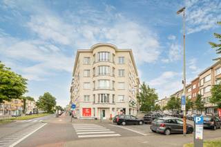 Dit ruime en lichtrijke appartement is gelegen op de tweede verdieping van een verzorgd gebouw aan de Vlaamsekunstlaan 74 in Antwerpen.<br /><br />Het appartement is vlot bereikbaar via zowel de lift als de trap. Via de inkomhal, voorzien van een gastentoilet met handenwasser, komt u in de royale leefruimte die voorzien is van prachtige open haard met eetgedeelte. Dankzij de grote raampartijen geniet deze ruimte van een overvloed aan natuurlijk licht. De stijlvolle visgraatparketvloer zorgt voor een warme en tijdloze uitstraling.<br />Aansluitend bevindt zich de volledig uitgeruste keuken, voorzien van een koelkast met diepvries, oven, keramische kookplaat, spoelbak, vaatwasser en tal van ingebouwde opbergkasten.<br />Het appartement beschikt over twee volwaardige slaapkamers van ca. 15 m² en 12 m², beide uitgerust met praktische ingebouwde kasten. De moderne badkamer is ingericht met een douche, een dubbele lavabo en een handdoekradiator.<br /><br />Het appartement beschikt over een ruime berging van +/ - 15 m² op verdieping -1.<br />Meters: water en gas gemeenschappelijk, elektriciteit individueel.<br /><br />Op wandel- en fietsafstand bevinden zich het bruisende Zuid, de Antwerp Expo, het Stadspark en tal van gezellige restaurants, cafés en buurtwinkels. Ook supermarkten, scholen en sportfaciliteiten zijn vlot bereikbaar.