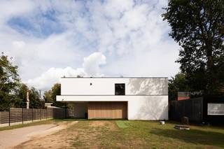 Voor verdere info of een vrijblijvende waardebepaling van uw eigendom: jordi.broes@homixx.be of 016 199 340.<br /><br />Ontdek deze exclusieve, moderne open bebouwing zeer rustig, residentieel en groen gelegen in een zijstraatje aan de Oude Molenstraat 31 in Bonheiden op wandelafstand van het Imelda ziekenhuis en natuurgebieden Mispeldonk, Vijverstein en Cassenbroek. <br /><br />Deze luxueuze high end afgewerkte villa met veel maatwerk heeft een enorme bewoonbare oppervlakte van maar liefst 358 m² en bevindt zich op een prachtig perceel van 11 are 70. <br /><br />Bij het betreden van de woning valt meteen het oog op het fenomenale panoramische ruimtegevoel, de overvloedige lichtinval en het hoogstaande comfort dat deze woning uitstraalt.<br /><br />De woning heeft een zeer doordachte indeling.<br />Via de enorme inkomhal betreden we het gelijkvloers, dat beschikt over een royale leefruimte, zithoek, eethoek en een open, hyper uitgeruste keuken met luxe toestellen die het hart van de woning vormt. <br />Aansluitend bevindt zich een praktische berging/wasplaats. <br />Met maar liefst 5 ruime slaapkamers (waarvan 1 in de poolhouse), 2 bureau's (thuiswerk kantoor, praktijkruimte, extra slaapkamer met dressing en/of fitnessruimte), 3 stijlvolle badkamers (waarvan 1 in de poolhouse) en 4 afzonderlijke toiletten (waarvan 1 in de poolhouse) is er aan ruimte en privacy voor het hele gezin geen gebrek. <br />De parkeergelegenheid is optimaal voorzien dankzij de garage (waar ook de toegang is tot de kruipkelder), een overdekte carport en meerdere buiten staanplaatsen in de voortuin.<br /><br />Buiten is het puur genieten op het riante terras met uitzicht op de tuin. <br />Een absolute blikvanger is het enorme verwarmde zwembad en het prachtige multifunctionele poolhouse.<br />Dit bijgebouw is voorzien van een tweede volledig uitgeruste keuken, een extra leefruimte, een slaapkamer en een badkamer met douche en wc. <br />Dit maakt de poolhouse ook uitermate geschikt als gastenverblijf, zorgwoning of exclusieve ontspanningsruimte.<br /><br />Op vlak van energie, techniek en veiligheid voldoet deze woning aan de allerhoogste hedendaagse normen. <br />Dankzij de geothermische warmtepomp (vloerverwarming en koeling), 19 zonnepanelen, elektrische screens aan alle ramen en een conforme elektrische installatie pronkt de woning met een indrukwekkende EPC-score A. <br />Verder is de woning uitgerust met camerabewaking via een app en zijn alle constructies volledig vergund. <br /><br />Een unieke opportuniteit voor wie op zoek is naar instapklaar, zorgeloos en energiezuinig wonen.