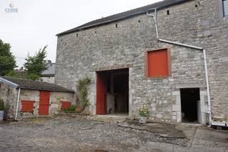 <p>L'immobilière Cosse biedt een authentieke schuur aan voor renovatie in het hartje van Awan: uitzonderlijk potentieel in een charmante omgeving. <br /> Gelegen in het dorpje Awan, op een boogscheut van het Ardense platteland en de voorzieningen van de streek, zal deze natuurstenen schuur je weten te bekoren met zijn authentieke karakter, zijn royale volumes en zijn ongelooflijke verbouwingspotentieel.</p><p>Met zijn hoge plafonds biedt dit gebouw een zeldzame hoeveelheid ruimte die naar eigen wens kan worden gebruikt.</p><p> De originele stenen muren op', het zichtbare dakgebinte en de bestaande ramen geven dit pand een uniek karakter en onmiskenbaar cachet, perfect voor een renovatie die authenticiteit en moderniteit combineert.</p><p><strong>Hoofdkenmerken van lot 1:</strong></p><p>Woonoppervlakte schuur : 280 m² - bijgebouw : voormalige varkensstal </p><p>Perceeloppervlakte van 283 m² : schuur, een voormalige varkensstal en de binnenplaats </p>