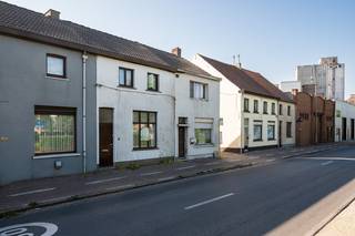 Deze woning is een buitenkans voor wie op zoek is naar een renovatieproject met tal van mogelijkheden op een strategische locatie. Gelegen vlak aan...