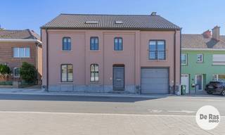 ERPE-MERE - Unieke eigendom met tal van mogelijkheden in het hart van Mere<br /><br />De woning bevindt zich op een toplocatie in het centrum van Mere, op amper 200 meter van het dorpsplein en vlak naast de basisschool Sint-Jozef. <br /><br />Op het gelijkvloers bevindt zich een voormalige kinderopvang met een oppervlakte van maar liefst 191m². De huidige indeling bestaat uit valse wanden, waardoor deze ruimte volledig naar eigen wens kan worden ingericht of opengetrokken. Perfect voor wie een praktijkruimte, atelier of extra woonruimte zoekt. <br /><br />Langs de zijkant van het gebouw is er een doorgang die toegang geeft tot een ruime binnenplaats, een garage en een loods van 170m². Achter de loods bevindt zich een grote tuin. <br />Boven de doorgang bevindt zich een ruim duplex appartement van 205m². Het appartement beschikt over een inkomhal met een apart toilet. In de leefruimte met eetplaats en open keuken geniet u van veel lichtinval en deze bieden toegang tot het terras. Het appartement beschikt daarnaast ook over een slaapkamer, badkamer met douche en toilet en een praktische wasplaats. Op de tweede verdieping bevinden zich nog drie volwaardige slaapkamers en een zolderruimte. <br /><br />De woning heeft tal van mogelijkheden, dankzij de combinatie van een grote polyvalente ruimte, een ruime loods, een grote tuin en een lichtrijk duplex appartement.<br /><br />Op zoek naar een ruime en instapklare woning met tuin in het hartje van Mere? Meer info en bezoek 053/60.65.60.