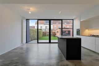 <p><span>Zeer mooie halfopen bebouwing met garage, gelegen in de gegeerde wijk Elsdonk.</span></p><p><span> </span></p><p><span>Bij het betreden van de woning merkt u meteen dat deze woning met veel zorg en smaak werd gerenoveerd. Via de inkomhal komt u binnen in de ruime leefruimte met gezellige gashaard. Aansluitend bevindt zich de volledig geïnstalleerde open keuken, die uitgeeft op de zuidgerichte tuin.</span></p><p><span> </span></p><p><span>Op de eerste verdieping bevinden zich twee ruime slaapkamers (18 m² en 12 m²), een douchekamer, een wasplaats en een apart toilet.</span></p><p><span> </span></p><p><span>De tweede verdieping beschikt over een derde slaapkamer met airconditioning en een ensuite badkamer met toilet.</span></p><p><span> </span></p><p><span>Kortom, een instapklare en lichtrijke woning op een gegeerde locatie in de Elsdonkwijk, waar rustig wonen en een uitstekende bereikbaarheid hand in hand gaan.</span></p><p><span> </span></p><p><span>Een unieke kans voor wie op zoek is naar een kwalitatieve woning in Edegem. Plan snel uw bezoek en ontdek deze woning zelf.</span></p><p><span> </span></p><p><span>De woning is gelegen in een rustige en kindvriendelijke buurt, op korte afstand van scholen, winkels, openbaar vervoer en recreatiemogelijkheden. Dankzij de vlotte verbindingswegen bereikt u Antwerpen, Brussel en de omliggende gemeenten snel en eenvoudig.</span></p><p><span> </span></p><p><span>Voor meer info: 03/283.06.06 of info@reant.be</span></p>