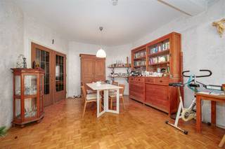 <p><span>Dit </span><span>2-slaapkamerappartement</span><span> met </span><span>terras en kelder</span><span> bevindt zich op de 8e verdieping van de Bleekhofstraat 117 in Antwerpen-Borgerhout. In de directe omgeving vindt u tal van winkels, het openbaar vervoer en belangrijke invalswegen, terwijl het stadscentrum in minder dan 15 minuten bereikbaar is.<br />Optioneel kan een </span><span>parkeerplaats</span><span> worden aangekocht tegen meerprijs. </span></p><p><span> </span></p><p><span> </span></p><p><span>Indeling</span></p><p><span>- ruime woonkamer en eetkamer </span></p><p><span>- keuken</span></p><p><span>- slaapkamer 1 </span></p><p><span>- slaapkamer 2 </span></p><p><span>- badkamer met ligbad en lavabo</span></p><p><span>- inkomhal</span></p><p><span>- toilet</span></p><p><span>- terras</span></p><p><span>- kelder</span></p><p><span> </span></p><p><span>Troeven</span></p><p><span>- centrale ligging vlakbij Antwerpen centrum</span></p><p><span>- elektrische installatie conform AREI</span></p><p><span>- gunstig EPC kengetal van 282 kWh/m²jaar</span></p><p><span>- het appartement en de garageplaats zijn verhuurd</span></p><p><span>- garage apart beschikbaar mits meer prijs van 22.000 euro</span></p><p><span> </span></p><p><span>Ben jij geïnteresseerd in dit appartement te koop in Antwerpen Borgerhout, ben je op zoek naar ander vastgoed, een investering of wens je de waarde van jouw eigendom te kennen? Dan ben je bij BOLT immo aan het juiste adres! Wij helpen jou graag verder.</span></p><p><span> </span></p>