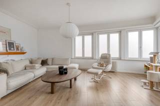 <p>Ontdek dit uitzonderlijk ruime en volledig gerenoveerde triplex appartement, gelegen aan de Sterstraat 96 te Drogenbos. Deze centrale locatie biedt een uitstekende combinatie van rust, bereikbaarheid en nabijheid van alle dagelijkse voorzieningen. Winkels, scholen, openbaar vervoer en belangrijke verbindingswegen richting Brussel, de Ring en de omliggende gemeenten bevinden zich op korte afstand, waardoor u geniet van een bijzonder praktische woonomgeving.<br /><br />Het appartement werd grondig gerenoveerd na 2019 en verkeert in uitstekende staat. Dankzij de royale oppervlakte en doordachte indeling is dit een ideale woonst voor gezinnen of voor wie op zoek is naar extra ruimte.<br /><br />Via de inkom bereikt u de eerste woonverdieping, waar een ruime en volledig uitgeruste keuken met aansluitende berging u alle comfort biedt voor het dagelijkse leven. De lichtrijke leefruimte vormt het centrale hart van het appartement en creëert een aangename sfeer om te ontspannen en gasten te ontvangen. Op deze verdieping bevinden zich eveneens een badkamer en twee volwaardige slaapkamers.<br /><br />De bovenliggende verdieping biedt nog eens drie extra slaapkamers, waardoor het appartement in totaal over vijf slaapkamers beschikt. Deze ruimtes kunnen uiteraard ook perfect ingericht worden als bureau, dressing, hobbyruimte of logeerkamer.<br /><br />Dankzij de kwalitatieve renovatie, de uitzonderlijke ruimte en de gegeerde ligging nabij Brussel betreft dit een unieke opportuniteit voor zowel eigen bewoning als investering. Bovendien bestaat de mogelijkheid om een garage aan te kopen.<br /><br />📞 Contacteer ons vandaag nog voor meer informatie of een bezoek ter plaatse:<br /><br />📧 nils.deblock@weinvest.be<br />📱 0497 248 251</p>