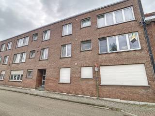 <p>Op zoek naar een instapklaar appartement in een rustige buurt van Kessel-Lo, met toch alle stadsgemak binnen handbereik? Dan is dit gezellige appartement aan de Overwinningstraat zeker een bezoekje waard. Gelegen op de eerste verdieping van een gebouw met drie bouwlagen, voelt dit meteen aan als een plek waar je thuiskomt: licht, praktisch ingedeeld en klaar om je eigen stempel op te drukken.</p><p>Je komt binnen in een heldere inkomhal die toegang geeft tot de leefruimte en de geïnstalleerde keuken, voorzien van een microgolfoven, ideaal voor wie graag kookt zonder poespas. Het appartement telt twee slaapkamers van respectievelijk 13 en 9 m², ruim genoeg voor een hoofdslaapkamer en een bureau of kinderkamer. De badkamer, zo'n 3 m² groot, is praktisch ingericht en het toilet bevindt zich hierin. Met een totale bewoonbare oppervlakte van 73 m² biedt dit appartement een compacte maar functionele leefruimte, perfect voor een koppel of alleenstaande die op zoek is naar comfort zonder overbodige vierkante meters.</p><p>Dit gebouw uit 1969 is nog steeds in goede, instapklare staat en beschikt over dubbel glas en een intercomsysteem voor extra veiligheid. Verwarming gebeurt collectief op stookolie, en je geniet van een eigen inpandige garagebox, een niet te onderschatten troef in deze buurt. Het EPC-label B met een score van 141 kWh/m² toont aan dat dit appartement energetisch goed scoort. De gemeenschappelijke kosten bedragen 140 euro per maand, waarin de gedeelde delen en het privatief verbruik van verwarming en water vervat zitten.</p><p>De ligging is een echte meerwaarde: winkels, scholen, een sportcentrum en het openbaar vervoer bevinden zich allemaal in de nabije omgeving, en ook het station en de invalswegen zijn vlot bereikbaar. Zo combineer je de rust van een woonwijk met de bereikbaarheid van een centrumlocatie. Enthousiast geworden? Neem snel contact op met ons kantoor om een bezoek in te plannen, of bekijk alvast de virtuele tour voor een eerste indruk van je mogelijke nieuwe thuis.</p>