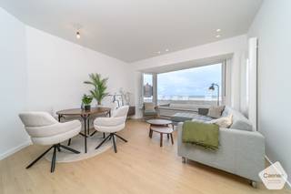 Dit exclusief en luxueus gerenoveerde gelijkvloers appartement op de zeedijk van Sint-Idesbald biedt een unieke kans om wonen aan zee te...