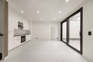 Elk bod wordt voorgelegd aan de eigenaar.<br /><br />Op een gunstige locatie in Kortrijk, op korte afstand van het centrum, vindt u deze gerenoveerde woning met EPC-label B. De woning beschikt over vier slaapkamers, een garage en verschillende buitenruimtes, waardoor ze geschikt is voor zowel eigen bewoning als investering.<br /><br />Bij het binnenkomen geeft de inkomhal met apart gastentoilet toegang tot de leefruimte. Deze sluit aan op de open keuken en geniet van een aangename lichtinval. Achteraan bevindt zich een stadskoer die extra buitenruimte biedt.<br />De woning beschikt bovendien over een garage met sectionale poort, een praktisch pluspunt op deze locatie.<br /><br />Op de eerste verdieping bevinden zich twee ruime slaapkamers. Van hieruit is er eveneens toegang tot het dakterras. De tweede verdieping telt nog twee volwaardige kamers, die naar wens ingericht kunnen worden als slaapkamer, bureau, hobbykamer of extra bergruimte.<br /><br />TROEVEN:
<ul>
<li>Gerenoveerd en instapklaar</li>
<li>EPC-label B</li>
<li>Vier volwaardige kamers</li>
<li>Garage met sectionale poort</li>
<li>Stadskoer en dakterras</li>
<li>Nabij het centrum van Kortrijk</li>
<li>Winkels, scholen en belangrijke verbindingswegen vlot bereikbaar</li>
</ul>
<br />Voor bijkomende informatie of het inplannen van een bezoek kunt u contact opnemen met Maxime Vanneste via 0498 44 78 00 of info@maximevanneste.be.