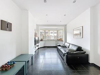 Maison entièrement rénovée dans le village de Coxyde. La maison se comprend: entrée, séjour, cuisine équipée séparée, 3 chambres, salle de bain (douche, lavabo, toilette), cave, jardin ensoleillé avec terrasse. Chauffage central au gaz.