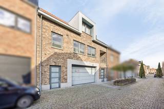 Algemeen- EPC label B- momenteel verhuurd aan € 750.- verwarming op aardgas, radiatoren. Indeling:Niv. 0: InkomhalNiv. +1: leefruimte met open...