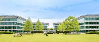 Ce complexe de bureaux, situé au milieu de la verdure, avec une belle vue et beaucoup de lumière naturelle, se compose de quatre bâtiments distincts, reliés par le parking souterrain. Look moderne, chaque plate-forme se compose d'un noyau central d'ascenseurs et une sanitaire, entouré par les bureaux. <br /><br />Le bâtiment offre également diverses installations telles qu'un restaurant et des services de restauration, un parking pour voitures et vélos, une piste de course, une salle de sport et des cours de spinning, une aire de déjeuner en plein air, des salles de réunion à louer, des douches et des vestiaires, un carwash, une blanchisserie, des bornes de recharge pour voitures, etc. <br /><br />• Des places de parking sont disponibles (1200 €/place/an)<br />• Taxes et charges sur demande<br />• L'espace d'archivage est disponible (60 €/m²/an)<br />• Surface: 1.293 m²