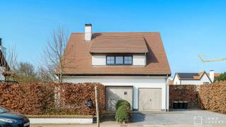 Vlakbij de Magere Schorre en het Koningsbos bevindt zich deze instapklare, alleenstaande villa op een perceel van 527 m². De woning geniet van...