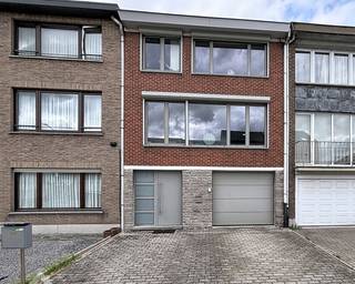 <p>Deze verzorgde bel-etagewoning biedt veel woonvolume en een praktische indeling. Bij het binnenkomen wordt u verwelkomd in een ruime inkomhal met toegang tot de bijzonder grote garage, die naast plaats voor een wagen ook tal van mogelijkheden biedt voor opslag. Op de oprit kunnen twee wagens parkeren.</p>
<p>Achteraan geniet u van een ruime tuin met terras en voorziening voor een tuinhuis, een aangename plek om in alle rust te ontspannen.</p>
<p>Op de eerste verdieping bevindt zich de hal met gastentoilet. Van hieruit bereikt u zowel de lichtrijke leefruimte als de volledig geïnstalleerde keuken. De royale woonkamer biedt voldoende plaats voor een gezellige zithoek en een ruime eethoek, terwijl de keuken uitkijkt op de tuin.</p>
<p>De tweede verdieping beschikt over drie slaapkamers, waarvan één kan ingericht worden als bureau, dressing of hobbyruimte. De badkamer is uitgerust met een inloopdouche, ligbad, dubbele lavabo en toilet.</p>
<p>Via het zolderluik bereikt u de ruime zolderverdieping, die extra bergruimte biedt en potentieel heeft voor verdere invulling.</p>
Een woning die ruimte, comfort en mogelijkheden perfect combineert.<br /><br />Extra troeven<br /><br />
<ul>
<li>energiezuinig</li>
<li>elektrische rolluiken</li>
<li>waterverzachter</li>
<li>topligging</li>
<li>instapklaar</li>
</ul>
<br />Deze woning is te koop ZONDER makelaar via het concept van Smart Houses. Wenst u verdere inlichtingen of een bezoek? Contacteer rechtstreeks de eigenaar via 0471/96.03.58