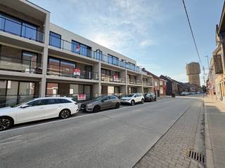 <p>Op zoek naar een interessante investering? Dit lichtrijke appartement op het tweede verdiep met twee ruime slaapkamers combineert comfort, energiezuinig wonen en een uitstekende ligging. Dankzij de gunstige EPC-score geniet je van een energiezuinige woonst.</p>

<p><strong>Indeling</strong></p>

<p>Via de inkomhal bereik je de lichtrijke leefruimte met aansluitend de volledig uitgeruste keuken. Verder beschikt het appartement over een praktische berging en een afzonderlijk toilet. De badkamer is ingericht met een wastafel en een ligbad. Tot slot zijn er twee ruime slaapkamers en twee terrassen, waar je in alle rust kan genieten van de buitenlucht.</p>

<p><strong>Troeven</strong></p>

<ul><li>Momenteel verhuurd – direct rendement</li><li>Gunstige EPC-score</li><li>Centrale ligging</li><li>Winkels, scholen en openbaar vervoer op wandelafstand</li><li>Vlotte verbinding via belangrijke invalswegen</li><li>Mogelijkheid tot aankoop van een ondergrondse staanplaats</li></ul>
verplicht ondergrondse parking bij te kopen voor €20.000<br />