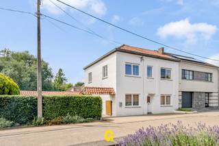 Langs de Brugstaat ter hoogte van nummer 3 in het mooie Lauw, bevindt zich deze te renoveren halfopen woning op een perceel van 3a 96ca.<br /><br />Voor wie houdt van rust en de charme van een kleine gemeente, zonder te moeten inboeten aan bereikbaarheid, is Lauw mogelijk een ideale woonomgeving. Hier woont men rustig midden in het groen, op slechts een vijftal minuutjes van het centrum van Tongeren. De basisschool van Lauw ligt hier vlakbij. Op slechts een viertal kilometer ligt de op- en afrit E40. Natuurliefhebbers kunnen hier genieten van tal van wandel- of fietswegjes in de mooie omgeving van natuurgebied de Jekervalei. <br /><br />Deze grondig te renoveren woning straalt veel karakter en sfeer uit, onder meer door de ligging in dit charmante kerkdorp en de mooie statige gevel met het poortje naar de fijne tuin met gezellig overdekt terras. Voor wie graag een woning met charme en karakter weer nieuw leven wil inblazen, vormt dit huis een mooie basis voor een geslaagde renovatie.<br /><br />INDELING/OMSCHRIJVING<br /><br />GELIJKVLOERS<br />-Inkom<br />-Ruime leefruimte ingedeeld met een zitplaats, eetplaats en tweede zitplaats met zicht op de tuin<br />-Aparte keuken<br />-Trap naar de verdieping<br />-Hal met WC en achterliggende tweede zitplaats, met aanpalend terras/tuintje<br />-Ruime garage met berging met CV<br /><br />1ste VERDIEPING:<br />-Nachthal<br />-Vier slaapkamers<br />-Badkamer<br /><br />BUITEN:<br />-Leuke tuin, perfect aansluitend bij het karakter van dit huisje<br />-Gezellig overdekt terras, de ideale plek om gezellig samen te zijn met familie of vrienden<br /><br />EPC: 733 kWh/m² pj – RENOVATIEPLICHT. Wie aan de voorwaarden voldoet, komt in aanmerking voor het bekomen van een aantal noemenswaardige premies. Meer info via<br />https://www.vlaanderen.be/bouwen-wonen-en-energie/bouwen-en-verbouwen/premies-voor-renovatie/mijn-verbouwpremie/wie-kan-mijn-verbouwpremie-aanvragen/mijn-verbouwpremie-voor-eigenaar-bewoner