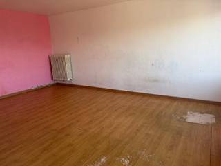 Dit appartement is gelegen in de residentiële Regelsbruggestraat in Aalst, op de tweede verdieping in een kleinschalige residentie. Er is een...