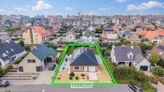 Deze ruime bungalowwoning is gelegen in de gegeerde villawijk Ten Poele in Middelkerke, op een prachtig perceel van 777 m². Met een bewoonbare oppervlakte van maar liefst 329 m² en een tuin rondom de woning geniet u hier van veel ruimte, privacy en zon gedurende de hele dag.<br /><br />De woning is volledig ingericht op het gelijkvloers en beschikt over een inkomhal met afzonderlijk gastentoilet. De ruime en lichtrijke woonkamer sluit aan op de afzonderlijke keuken, die praktisch is ingericht en voorzien is van een granieten werkblad, oven, keramische kookplaat, dampkap, vaatwasmachine en koelkast.<br /><br />Verder zijn er drie zeer ruime slaapkamers en een badkamer met ligbad met douchefunctie, lavabo met spiegel en onderkasten, en een toilet.<br /><br />Een grote troef is de ruime garage met automatische sectionaalpoort, die aansluit op een technische berging waar de verwarmingsinstallatie zich bevindt.<br /><br />Daarnaast beschikt de woning over een zolderruimte van maar liefst 120 m², die tal van mogelijkheden biedt voor het creëren van extra slaapkamers, een hobbyruimte of een polyvalente ruimte.<br /><br />Ook op energetisch vlak zijn er interessante troeven, waaronder de aanwezige zonnepanelen met een totale opbrengst van 5.040 Wp(groenestroomcertificaten).<br /><br />Een ruime bungalow met veel potentieel, gelegen in een rustige en gegeerde woonomgeving in Middelkerke.<br /><br />Voor meer informatie of een bezoek kunt u contact opnemen met Inti via inti@immofrancois.be of 0499 74 89 74.<br /><br />
