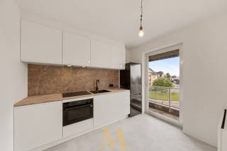 Dit recent volledig vernieuwde hoekappartement op de tweede verdieping combineert ruimte, licht en hedendaags wooncomfort met een centrale ligging in Waregem. Winkels, openbaar vervoer, horeca en het park bevinden zich op wandelafstand, waardoor u geniet van alle dagelijkse voorzieningen binnen handbereik.<br /><br />Bij het binnenkomen wordt u verwelkomd in een ruime inkomhal die toegang biedt tot de lichtrijke leefruimte. Dankzij de hoekligging en de grote raampartijen baadt het appartement de hele dag in het natuurlijke licht. De aparte keuken beschikt over een gezellig terras en een praktische berging met aansluiting voor een wasmachine en droogkast.<br /><br />Verder beschikt het appartement over twee ruime slaapkamers, waarvan één toegang geeft tot een tweede terras. De badkamer is uitgerust met een lavabo en een ligbad met douchefunctie. Bovendien beschikt u over een privatieve kelderberging voor extra opbergruimte.<br /><br />Voor de deur zijn ruime gratis parkeermogelijkheden beschikbaar, zodat u steeds vlot kunt parkeren.<br /><br />Troeven
<ul>
<li>Recent volledig vernieuwd</li>
<li>Twee terrassen</li>
<li>Conforme elektrische installatie</li>
<li>Energiezuinig met EPC-label B</li>
<li>Privatieve kelderberging</li>
</ul>
<br />Interesse of een bezoek?<br />Contacteer Maxime Vanneste via 0498 44 78 00 of info@maximevanneste.be