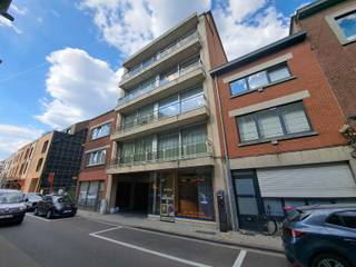 Charmant en gezellig appartement vlakbij het centum van Leuven. Indeling: inkomhal, woonkamer met open, geinstalleerde keuken, apart toilet, 1 slaapkamer met terrasje, badkamer met douche en lavabo, kelder en gemeenschappelijke fietsenstalling. Vlak naast het appartement is er ook de mogelijkheid om een parkingplaats te huren voor 85 euro/maand. Vlak over het appartement bevindt zich een wassalon. Huurprijs: 1150 euro/maand + 50 euro gemeenschappelijke kosten. Verbruik: 150 euro/maand provisie voor verwarming en water. Beschikbaar vanaf 01/05/2026. Meer info? claudia@immogve.be of 016/56.56.14