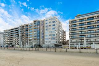 Geniet van een adembenemend uitzicht op zee vanuit dit hoekappartement.<br />Met directe toegang tot het strand en op loopafstand van winkels, restaurants.<br /><br />Indeling van het appartement: inkomhal, living met prachtig zicht op de zee, afzonderlijke uitgeruste keuken, 2 ruime slaapkamers en een moderne badkamer met een ruime douchecel.<br />Privatieve kelderkast in de kelderverdieping.<br /><br />Momenteel verhuurd op jaarbasis voor één jaar.<br />Mogelijkheid tot aankoop van een garagebox in dezelfde straat.<br /><br />Info en bezoek bel Andries De Leyn 0472 53 66 09