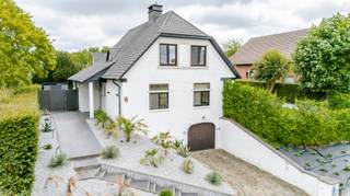 <p><strong>Te koop in Meise: villa met 4 slaapkamers</strong></p><p><br /></p><p>Deze mooi afgewerkte villa in Meise combineert ruime leefruimtes met een verzorgde en stijlvolle afwerking. De lichtrijke woonkamer sluit aan op de eetruimte, terwijl de ruime keuken met kookeiland rechtstreeks toegang geeft tot de tuin. Dankzij een slaapkamer en badkamer op het gelijkvloers is gelijkvloers wonen perfect mogelijk. De woning beschikt over 4 slaapkamers, 2 badkamers, een zeer ruime inpandige garage en een privatieve tuin. Wolvertem, Grimbergen, Wemmel en Merchtem zijn vlot bereikbaar.</p><p><br /></p><p><strong>Belangrijkste ruimtes:</strong></p><p>• Ruime inkomhal</p><p>• Lichtrijke woonkamer</p><p>• Keuken met kookeiland</p><p>• 4 slaapkamers (21 m², 15 m², 12 m² en 8 m²)</p><p>• 2 badkamers (waarvan 1 op het gelijkvloers)</p><p>• Zeer ruime inpandige garage</p><p><br /></p><p><strong>Troeven:</strong></p><p>• Verzorgde en stijlvolle afwerking met hoogwaardige materialen</p><p>• Gelijkvloers wonen mogelijk dankzij slaapkamer en badkamer</p><p>• Zeer ruime inpandige garage en privatieve tuin</p><p><br /></p><p><strong>Wens je een bezoek? Contacteer ERA LEUS &amp; TOYE via +3223351114 en plan een afspraak met Gilles Sato.</strong></p><p><br /></p><p><strong>JOUW DROOMHUIS. ZO GEVONDEN!</strong></p>