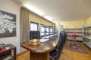 <p><span>Ontdek deze unieke eigendom gelegen in het hart van Mechelen, met een oppervlakte van 76m². </span></p><p><span> </span></p><p><span>Hoewel er formeel geen slaapkamers of badkamers zijn, biedt de ruimte talloze mogelijkheden voor veelzijdig gebruik. Dit pand kenmerkt zich door zijn charmante gevel en een praktische indeling die perfect is voor zakelijke doeleinden of als atelier. De centrale ligging in de stad biedt gemakkelijke toegang tot alle voorzieningen en maakt dit pand zeer aantrekkelijk voor ondernemers. </span></p><p><span> </span></p><p><span>De aanwezigheid van meerdere ramen garandeert voldoende daglicht, wat bijdraagt aan een aangename werkomgeving. Dit is een uitstekende kans voor wie op zoek is naar een flexibele ruimte in een dynamische omgeving! Of u nu op zoek bent naar een kantoor, een atelier of een creatieve werkplek, dit pand biedt de ideale basis. Aarzel niet om ons te contacteren voor een bezoek op 0479/01.01.01. </span></p><p><span> </span></p>