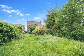 <p>LEUKE op te frissen woning met 3 slaapkamers en TUIN. Indeling: grote inkomhal, lichtrijke leefruimte met zicht op de tuin, open geïnstalleerde keuken en badkamer met bad en toilet. O de eerste verdieping bevinden zich 3 slaapkamers. Verder is er nog een RUIME zolder met vaste trap die kan dienen als vierde slaapkamer. TROEVEN: LEUKE woning met MOOI ZICHT, mogelijkheid tot 4 slaapkamers en parking aanwezig. Bezoek na afspraak: info@immobeguin.be</p>