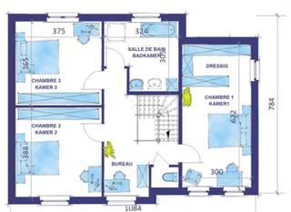 Cette maison neuve très économe en énergie avec un niveau énergétique catégorie A peut être construite pour vous selon la norme la plus économe en énergie grâce à une pompe à chaleur (air/eau) avec chauffage par le sol, un système de ventilation à double flux avec récupération de chaleur (système D), un triple vitrage, 13 panneaux solaires (445 Wp), une isolation performante et une finition de haute qualité selon notre cahier des charges détaillé. Le projet peut encore être entièrement adapté à vos goûts, ainsi qu’au niveau de l’aménagement intérieur et du degré de finition. Le prix est ALL-IN : 582.355 € (Terrain + droits d’enregistrement + notaire + habitation + TVA 21 % + frais de raccordement aux réseaux).