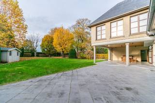 Een goed gelegen ruime villa met grote siertuin, ideaal voor vrij beroep,gelegen nabij ring en openbaarvervoer..Bestaat uit:Op het gelijkvloers:...