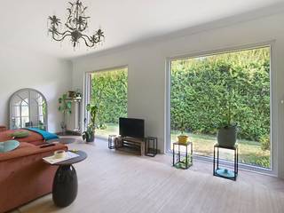 Vous recherchez un bâtiment ouvert prêt à emménager dans un environnement calme et verdoyant ? Cet établissement récemment rénové vous offre tout le confort d'un bungalow de plain-pied, combiné à un excellent emplacement. La maison a été entièrement rénovée en 2024 avec des matériaux de haute qualité, de nouvelles fenêtres et portes, une cuisine et une salle de bains modernes et est équipée de panneaux solaires.<br /><br />Louer cette belle maison, c'est profiter d'une oasis de paix à la périphérie du village, tout en étant à portée de main de toutes les commodités. L'accessibilité est excellente : vous bénéficiez d'une connexion fluide vers le Waaslandhaven, la N70 et les autoroutes E34 et E17. Les écoles, les commerces et les transports en commun sont également à proximité.<br /><br />Rez-de-chaussée<br />-Hall d'entrée<br />-Salon lumineux<br />-Nouvelle cuisine (2024)<br />-Salle de bain : rénovée en 2024<br />-Toilette<br />-Chambre 1<br />-Chambre 2<br /><br />Vous pourrez vous détendre dans le jardin. La maison de jardin offre un espace de rangement supplémentaire pour vos outils de jardinage et/ou vos vélos.<br /><br />Au-dessus du garage, il y a un grenier très spacieux qui sert parfaitement d'espace de rangement supplémentaire, en isolant complètement le sol.<br /><br />Le garage peut accueillir une voiture. 3 voitures peuvent se garer dans l'allée.<br /><br />Êtes-vous curieux de découvrir cette opportunité unique dans le Waasland ? Demandez votre visite dès aujourd'hui via dewaele.com. Cliquez sur le bouton rouge « demander une visite », créez votre profil de location et nous vous contacterons. À bientôt ?<br /><br />La maison est disponible à partir du 01/08/2026 et peut être louée via un bail de 9 ans.