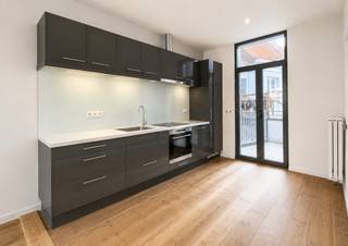<p>Dit gezellige duplexappartement bevindt zich in een prachtig gerenoveerde herenwoning aan de Begijnenvest. Een ideale ligging, met enerzijds het groene Stadspark op wandelafstand en anderzijds de winkelstraten, het Mechelseplein en het Theaterplein om de hoek. Een vlotte bereikbaarheid is gegarandeerd dankzij de nabijheid van de belangrijkste invalswegen.<br /><br />Het appartement is gelegen op de tweede en derde verdieping. Via een aparte deur in de inkomhal heeft u toegang tot de trappenhal die u naar de tweede verdieping brengt. Zowel vooraan als achteraan geniet het appartement van een mooie lichtinval.<br /><br />U komt binnen in de aangename leefruimte met open geïnstalleerde keuken. Deze is uitgerust met alle nodige toestellen: kookvuur, oven, vaatwasser en koelkast met apart vriesvak. Aansluitend is er nog een leuk terras.<br /><br />De slaapkamer en badkamer zijn op de derde verdieping onder de punt van het dak. De badkamer is voorzien van een inloopdouche, lavabomeubel en toilet.<br /><br />Gemeenschappelijke lasten: 10 Euro per maand.<br />Alle nutsvoorzieningen (gas, water en elektriciteit) zijn privé op te nemen door de huurder.<br /><br />Beschikbaar vanaf 1 september 2026.</p>
