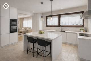 <p>Ruime gezinswoning met 4 slaapkamers, garage, zuidgericht terras en tuin, gelegen in een aangename en goed bereikbare omgeving! Deze woning combineert een praktische indeling met comfort en tal van extra troeven.<br /><br />INDELING:<br />Inkomhal, ruime woonkamer met open haard, volledig geïnstalleerde open keuken, badkamer met ligbad en douche, aparte douchekamer, 2 toiletten, wasplaats en kelder (berging). Op de verdieping bevinden zich 4 slaapkamers en een nachthal. Daarnaast is er een zolder die momenteel dienst doet als bergruimte.<br />Buiten geniet u van een zuidgericht terras en tuin, een tuinhuis en een garage met automatische poort. <br /><br />Wat maakt dit pand uniek?<br />♦ 4 slaapkamers – ruime gezinswoning – open haard met schouw en overkap in geslagen koper – recent dak en isolatie (2007) – rolluiken overal – automatisch zonnescherm bij terras– garage met automatische poort – CV op mazout (gekeurd) – rustige ligging met speelplein, KSA, scholen en winkels in de buurt.<br /><br />Voor wie is dit pand ideaal?<br />♦ Voor gezinnen die ruimte, comfort en een zonnige tuin zoeken.<br />♦ Voor wie een degelijke woning wil met praktische extra’s.<br />♦ Voor kopers die een woning zoeken in een kindvriendelijke buurt met alle voorzieningen nabij.<br /><br />Akte mogelijk vanaf 1 juni 2026. <br /><br />Te koop via Immo Beguin, jouw vastgoedexpert sinds 2009. Met kantoren in Ronse, Waregem, Kortrijk, Deinze, Doornik en Lessines.<br />✉️ info@immobeguin.be<br />📞 +32 486 60 66 00</p>