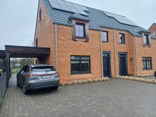 Nieuwbouw instapklare gezinswoning met 3 slaapkamers op een zeer gunstige ligging. De woning is voorzien van een ruime inkomhal, woonkamer, keuken, berging, achterinkom met apart toilet. Trap naar boven, 2 ruime slaapkamers, badkamer (bad/douche/dubbele wastafel/toilet). Trap naar boven, overloop, slaapkamer 3 en technische ruimte. Carport voorzien. Volledig beklinkerd. Omheinde tuin met tuinhuis op. Voor meer info contacteer ons via info@vastgoedfransen.be.
