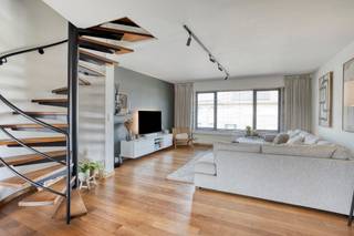 <p><strong>Dit instapklaar duplexappartement bevindt zich op de eerste verdieping van een kleinschalig en goed onderhouden gebouw, vlak bij het centrum van Wommelgem.<br /><br /></strong><strong>Indeling:</strong><br />Bij het betreden van het appartement springt meteen de verfijnde afwerking in het oog. We komen binnen in <strong>een ruime inkomhal met mortexvloer</strong>, die voldoende plaats biedt voor een vestiairekast. De inkomhal geeft toegang tot een apart gastentoilet en de uitgestrekte leefruimte met<strong> charmante massieve parket van eikenhout. </strong>Dankzij de <strong>grote raampartijen</strong> geniet u de hele dag door van een aangename, natuurlijke lichtinval. Vanuit de leefruimte heeft u toegang tot het gezellige, <strong>zuidgerichte terras met afwerking in Jutai hout.<br /><br /></strong>Aansluitend op de leefruimte bevindt zich de <strong>volledig uitgeruste open keuken</strong>. Deze beschikt over een keramische kookplaat, dampkap, oven, microgolfoven, vaatwasser, koelkast, diepvriezer en voldoende kastruimte.<br /><br />De duplexverdieping bereikt u via de vaste houten trap, centraal in de leefruimte. Vanuit de nachthal heeft u toegang tot <strong>een ruime slaapkamer met hoogwaardige ingemaakte kasten,</strong> en een tweede kamer, eveneens voorzien van ingemaakte kasten. Aansluitend aan de tweede kamer bevindt zich <strong>een praktische, technische berging </strong>met aansluiting voor wasmachine en droogkast. Verder bevindt zich op deze verdieping de <strong>luxueuze en ruime badkamer,</strong> afgewerkt in mortex, met een grote inloopdouche, een wastafel met meubel en een toilet.<br /><br /><strong>Bijzonderheden:</strong><br /><strong>Grote garage met sectionale poort met oprit verplicht bij te kopen aan € 30.000;</strong><br /><strong>EPC-label: B;</strong><br />Voorzien van <strong>alarminstallatie</strong> en <strong>veiligheidsdeur</strong>;<br />Zolder met trapladder aanwezig;<br />Alle nutsvoorzieningen zijn individueel;<br /><strong>Lage maandelijkse kosten: € 35 / maand (blokpolis, elektriciteit gang …).<br /><br /></strong><strong>Locatie:</strong><br />Het appartement bevindt zich op een <strong>uitstekende locatie in Wommelgem</strong>, op korte afstand van het bruisende centrum en in de nabijheid van tal van voorzieningen zoals winkels, scholen en openbaar vervoer. Ook grote invalswegen zijn vlot bereikbaar, wat zorgt voor een goede verbinding met Antwerpen en de omliggende gemeenten.</p>