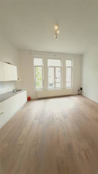 <p><span>Instapklaar appt met ruime slpk en bureel op leuke locatie nabij het Harmoniepark</span></p><p><span> </span></p><p><span>Ontdek dit super leuk appartement in een karaktervol gebouw en kleine residentie met weinig gemeenschappelijke kosten.</span></p><p><span>Het appartement is gelegen op de 1ste verdieping en bestaat uit een inkomhal, een ruime leefruimte met open keuken en prachtig lichtinval dankzij de grote hoge ramen en hoge plafonds. via de hal bereiken we een bureel (3x3m), een ruime (+/- 20 m²) slaapkamer en de moderne douchekamer met wc en lavabo. Tenslotte is er nog een aparte berging achter de slaapkamer en een privatieve kelder. Het appartement werd volledig gerenoveerd in 2018 en beschikt over o.a. nieuwe dubbele beglazing, vernieuwde elektriciteit, overal massieve eiken parket, een volledig geïnstalleerde keuken met ingebouwde toestellen en nog veel meer. Contacteer ons voor meer info of een bezoek VIA03 400 43 23</span></p><p><span> </span></p><p><span>+ Ideaal gelegen nabij centrum, openbaar vervoer, winkels en het Harmoniepark</span></p><p><span>+ Karaktervol gebouw</span></p><p><span>+ kleine residentie / lage alg. kosten</span></p><p><span>+ Ruime volumes</span></p><p><span>+ Tijdloos gerenoveerd</span></p><p><span>+ 2 slpks of slpk + bureel</span></p><p><span>+ Kelder</span></p>