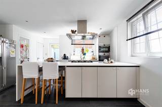 <p><span>Maison rénovée (160 m²) avec 3 chambres et un espace extérieur (23 m²) à Ekeren</span></p><p><span>Cette maison mitoyenne est située au calme dans un agréable quartier résidentiel près du centre du village d'Ekeren. Grâce à la proximité des transports en commun et à la bonne desserte des principaux axes routiers, vous bénéficiez ici d'une excellente accessibilité.</span></p><p><span>La maison a été récemment rénovée et est pratiquement entièrement finie. Seuls quelques petits détails peuvent encore être personnalisés selon vos goûts, ce qui vous permet d'y apporter sans peine votre touche personnelle. Le toit est en bon état et isolé, tandis que les fenêtres en PVC sont équipées de double vitrage.</span></p><p><span>Vous entrez dans la maison par l'entrée et le hall d'escalier séparés. À droite se trouve le salon lumineux de pas moins de 42 m². La cuisine ouverte est équipée d'une cuisinière à gaz avec hotte, d'un évier, d'un four encastré, d'un micro-ondes et d'un lave-vaisselle. Vous disposez également d'un espace pour ranger proprement un lave-linge et un sèche-linge, ainsi que de toilettes séparées pour les invités. À l'arrière, vous accédez à l'agréable espace extérieur de 23 m² orienté sud, où il fait bon se détendre.</span></p><p><span>Au premier étage se trouvent deux chambres spacieuses de 12 m² et 18 m². La plus grande chambre dispose en outre d'un dressing attenant. La salle de bains de 10 m² est entièrement équipée d'une baignoire, d'une douche à l'italienne, d'un double lavabo, d'un sèche-serviettes et de toilettes.</span></p><p><span>Un escalier fixe mène à l'étage supérieur, où se trouve un impressionnant espace polyvalent de pas moins de 44 m². Grâce à sa superficie généreuse, cet espace offre de nombreuses possibilités et permet de créer facilement une chambre supplémentaire.</span></p><p><span>Enfin, la maison dispose également d'une cave spacieuse.</span></p><p><span>Vous recherchez une maison spacieuse offrant de nombreuses possibilités dans un endroit calme ? Ne manquez pas cette occasion ! Surface habitable : 160 m² – réf. : surface brute au sol. Pour plus d'informations ou une estimation gratuite, rendez-vous sur </span><span><span>www.hansimmo.be</span></span></p><p><span> </span></p>